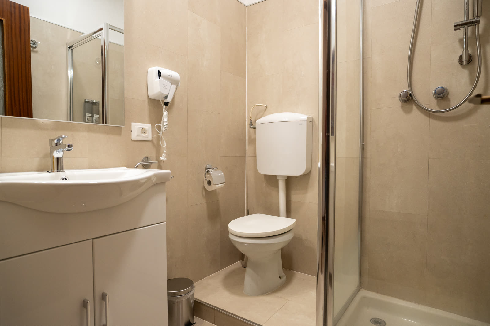 Home Bagno condiviso con doccia moderna