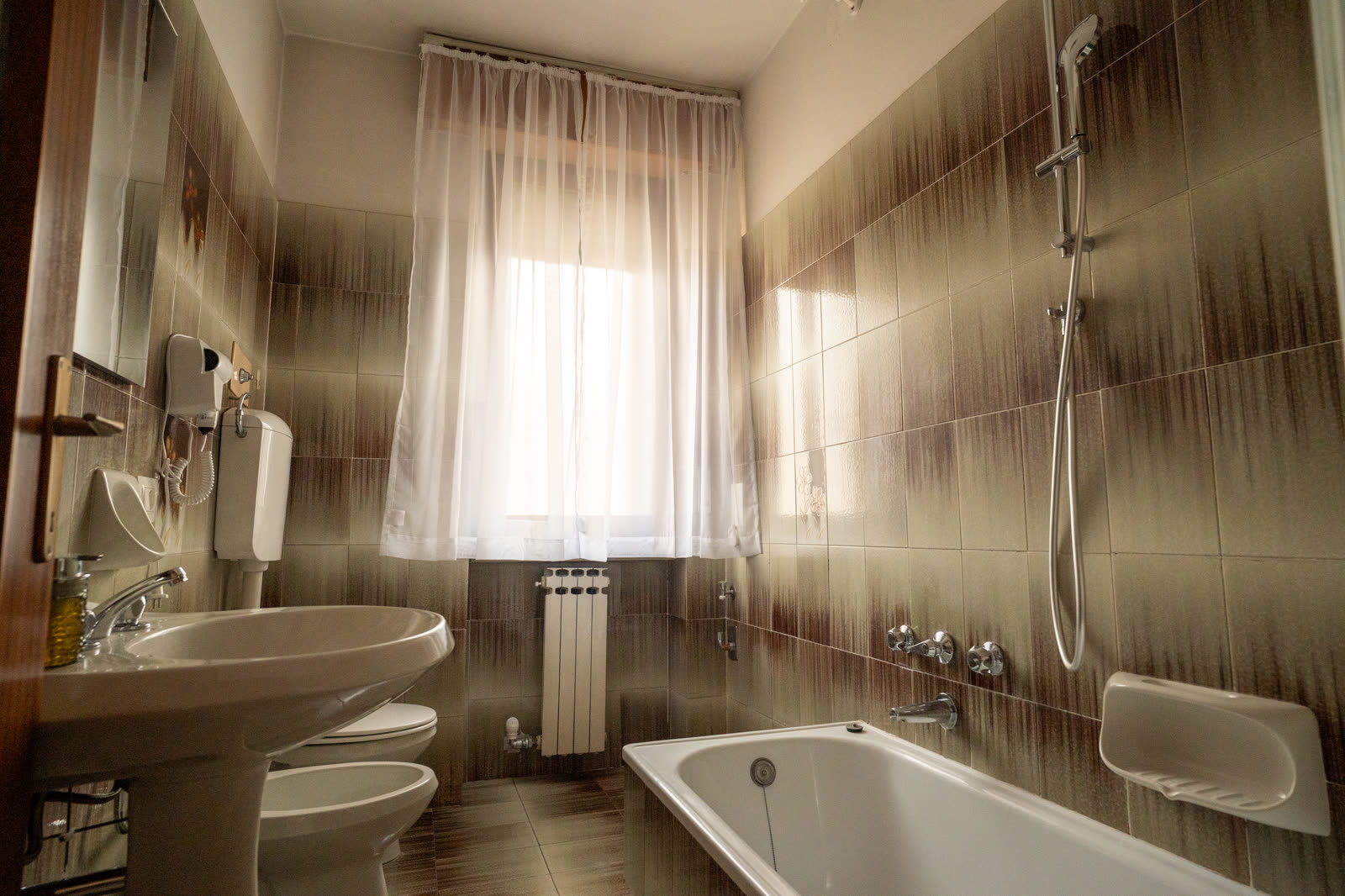 Home Bagno condiviso con vasca, pulito e curato
