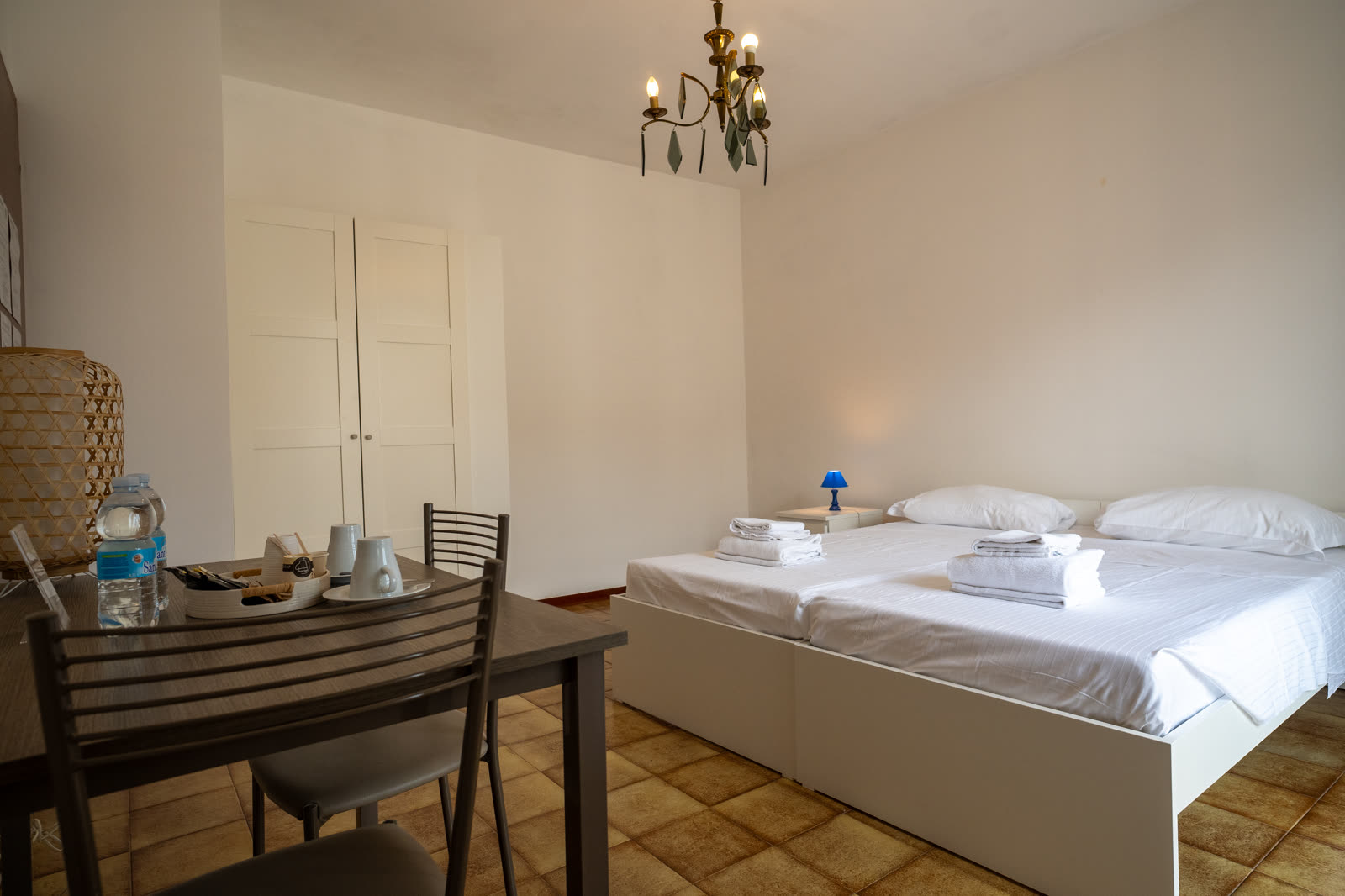 Home Camera Venere, matrimoniale queen size con lampadario - SmartStay23 Verona