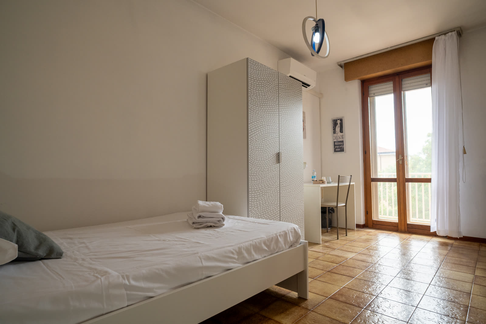 Home Camera con scrivania e balcone
