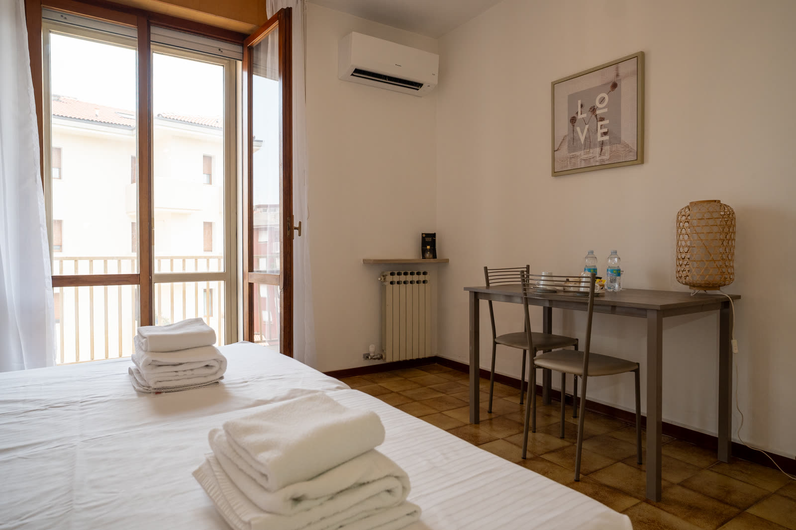 Home Camera pulita con biancheria fresca